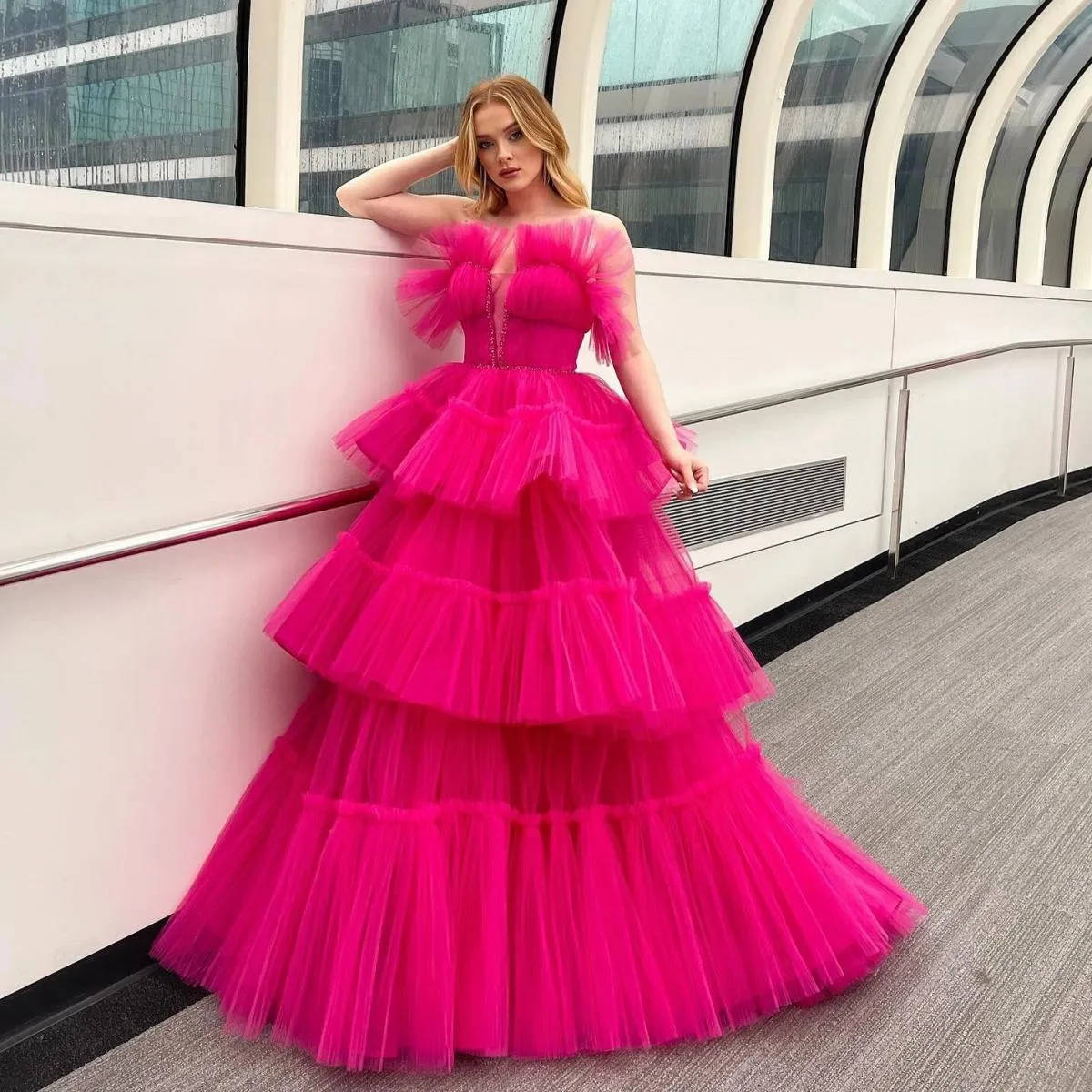 2023 Couture rosa caldo abiti da ballo lunghi da ballo fatti a mano a strati in tulle senza spalline soffice abito da sera abito