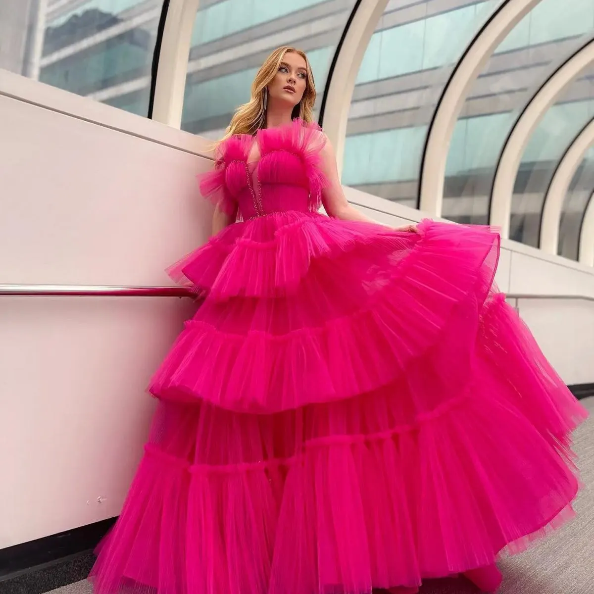 2023 Couture rosa caldo abiti da ballo lunghi da ballo fatti a mano a strati in tulle senza spalline soffice abito da sera abito