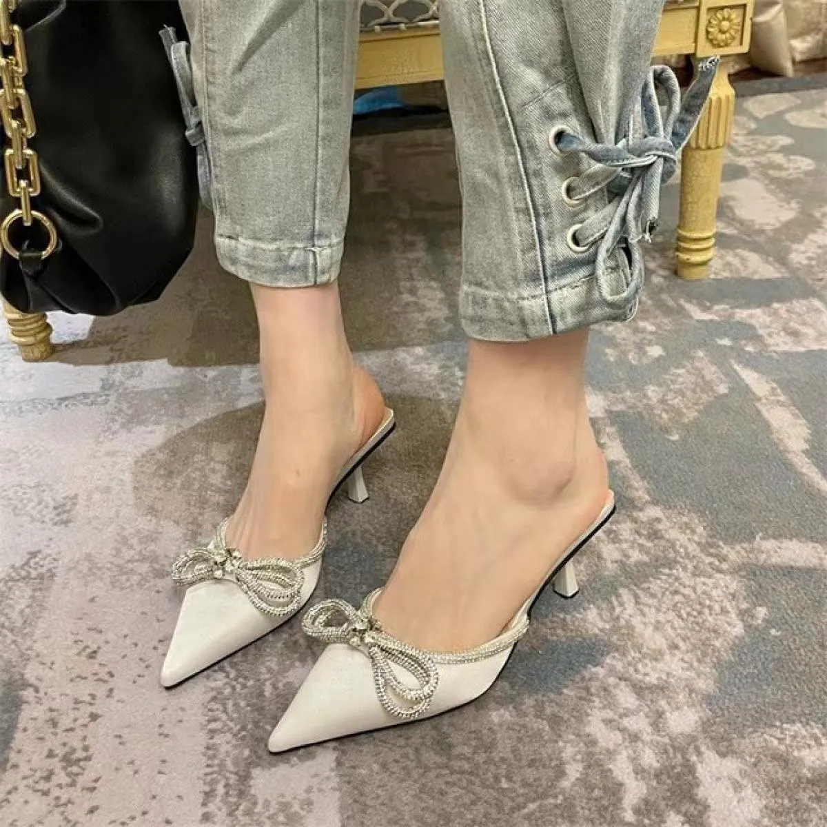 2023 Nuove Donne Pantofole Moda Nodo Della Farfalla Sottili Tacchi Bassi Design a Punta Slip On Estate Muli Presentazioni Aziend