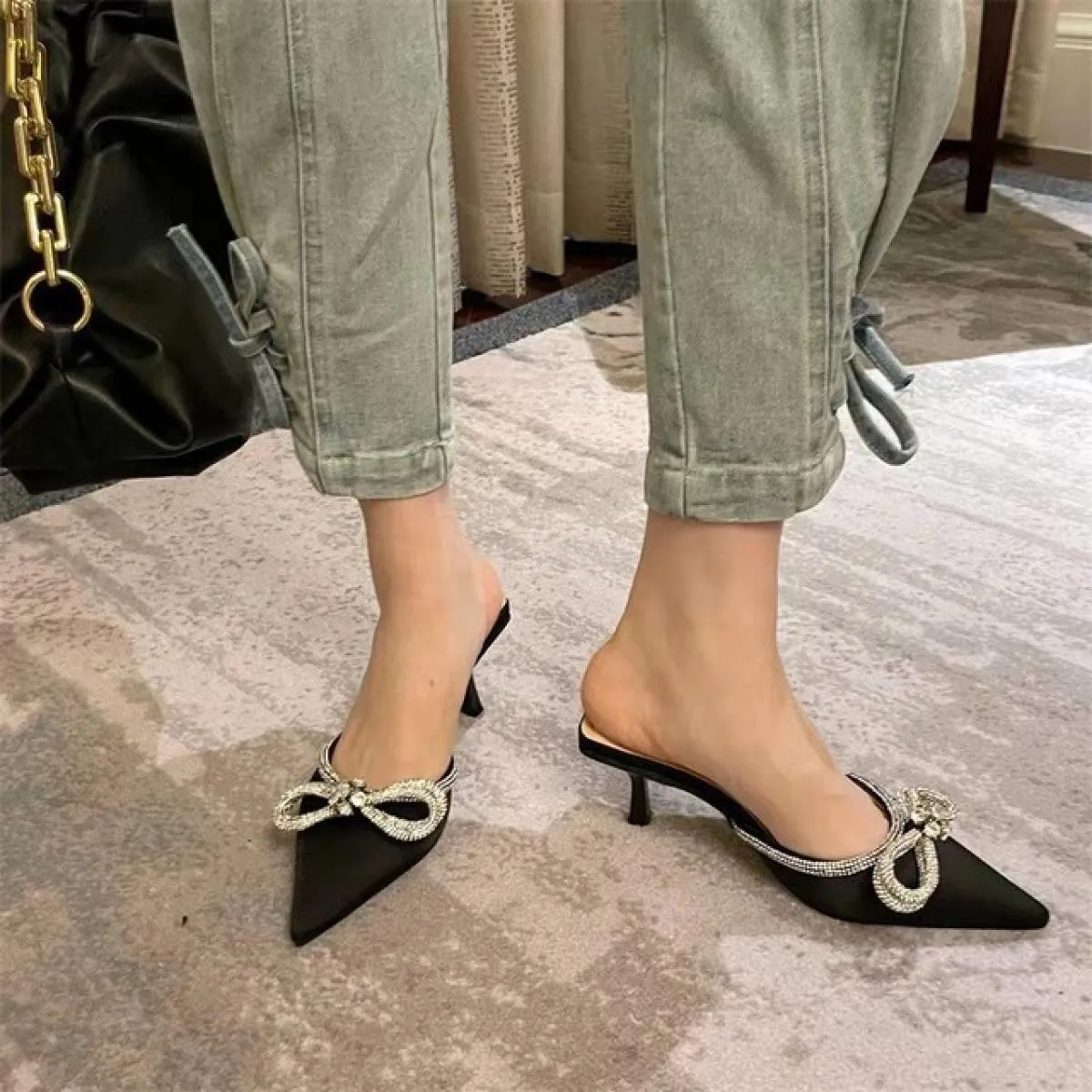 2023 Nuove Donne Pantofole Moda Nodo Della Farfalla Sottili Tacchi Bassi Design a Punta Slip On Estate Muli Presentazioni Aziend