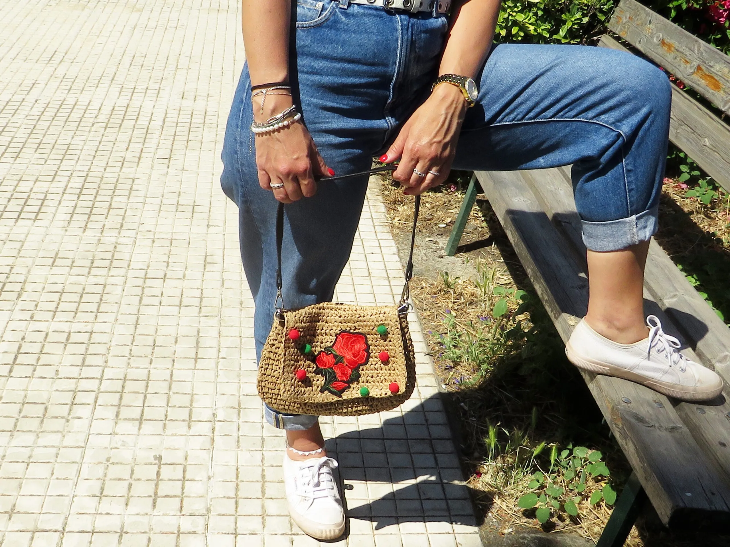 Borsa a Tracolla in Palma Nana con Pom Pom Colorati e Fiore in Stoffa