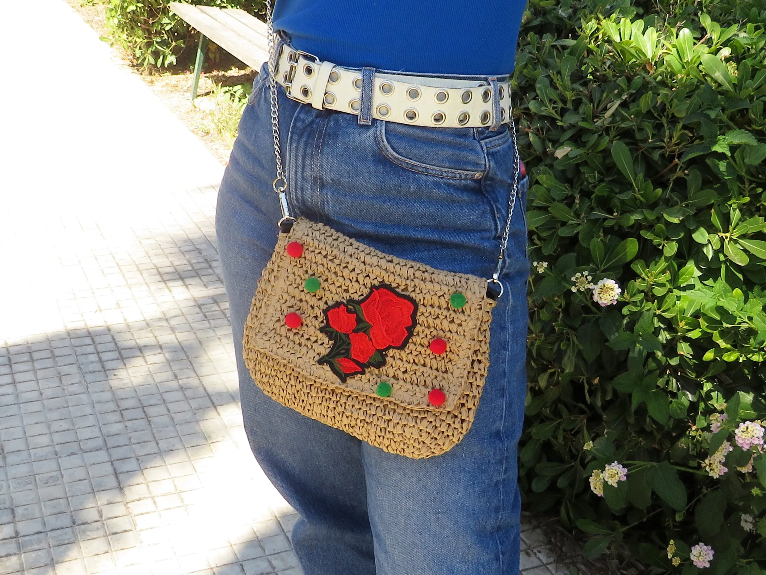 Borsa a Tracolla in Palma Nana con Pom Pom Colorati e Fiore in Stoffa