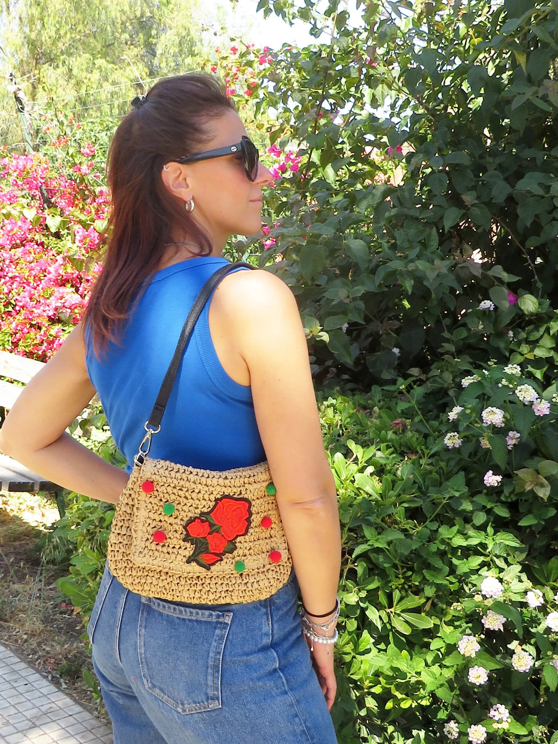 Borsa a Tracolla in Palma Nana con Pom Pom Colorati e Fiore in Stoffa