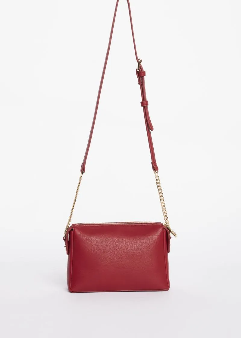 Borsa crossbody con charm logato