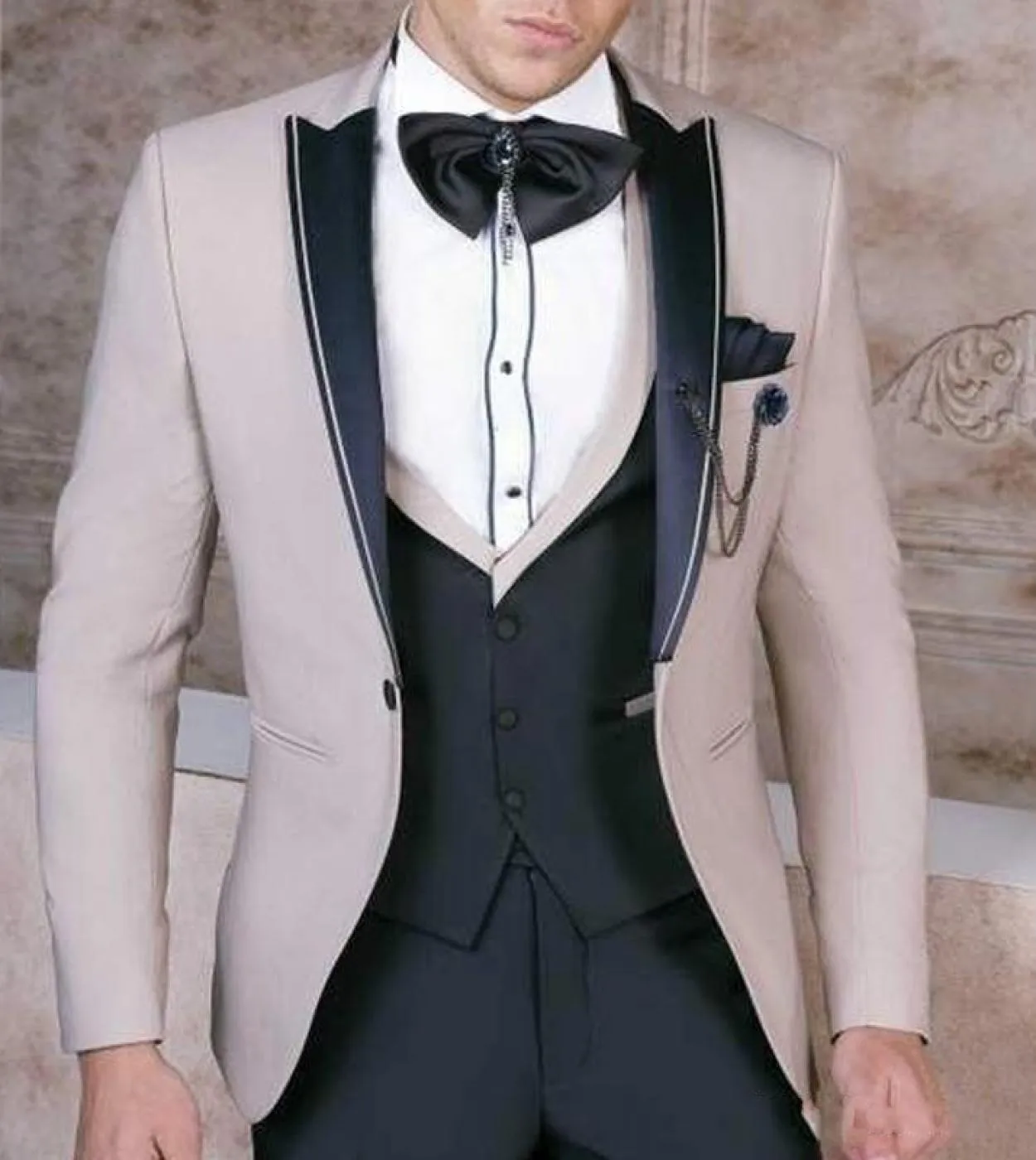 Custom Made Fashion Groomsmen Risvolto con risvolto Smoking dello sposo Abiti da uomo Matrimonio Best Man Blazer 3 pezzi giacca